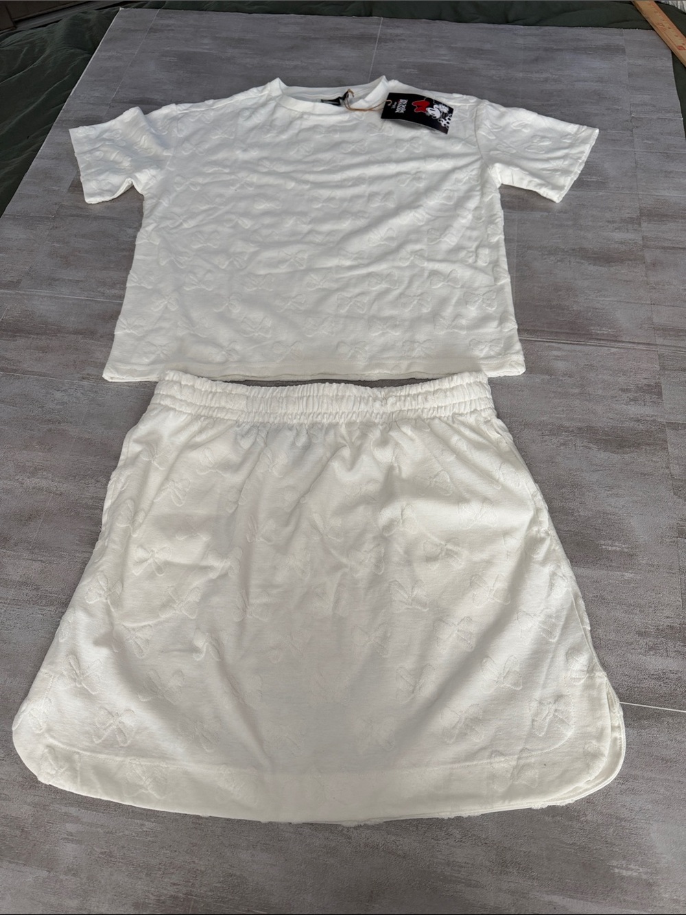 Minnie Mouse- Oeko Tex Ladies White Two-Piece Tee & Skirt Set- size Small-